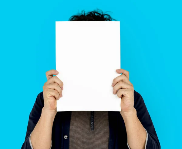 Homme visage couvert avec du papier — Photo