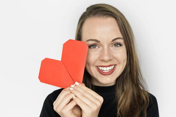 Mujer sosteniendo corazón de papel rojo — Foto de Stock