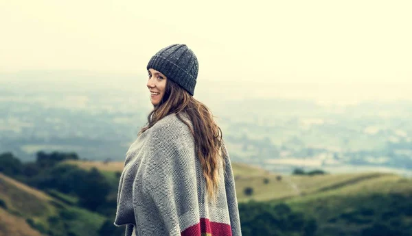 Mujer de pie en las colinas de montaña —  Fotos de Stock