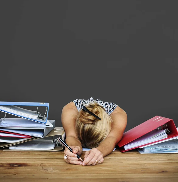 Uitgeput werkneemster op tafel te leggen — Stockfoto