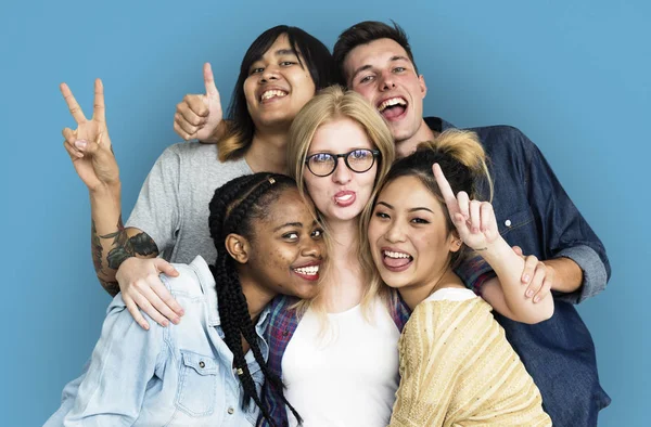 Studenten samen knuffelen — Stockfoto