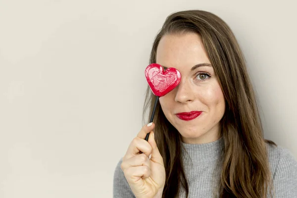 Mujer sosteniendo corazón rojo — Foto de Stock