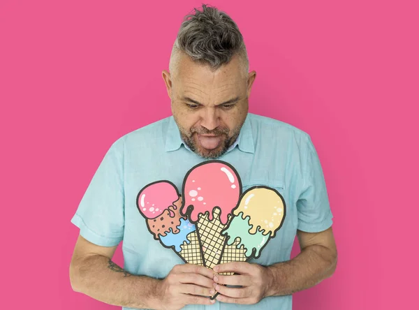 Hombre sosteniendo tres helados — Foto de Stock