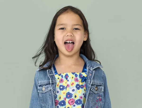 작은 소녀 보여주는 혀 — 스톡 사진