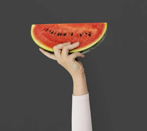 Kézi betöltő görögdinnye szelet — Stock Fotó
