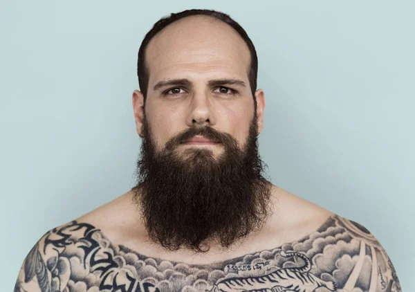 Uomo con barba e tatuaggio — Foto Stock