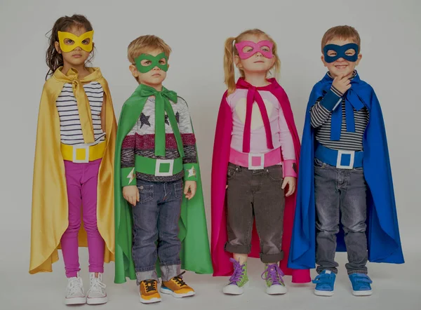 スーパー ヒーローの衣装で幸せな子供たち — ストック写真