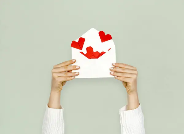 Händer som håller kärleksbrev — Stockfoto