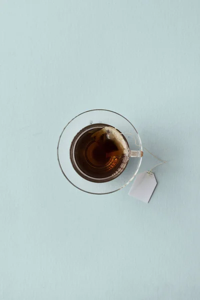 Černý horký čaj v poháru — Stock fotografie