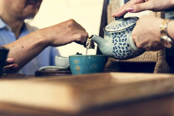 お客様のカップにお茶を注ぐバリスタ — ストック写真