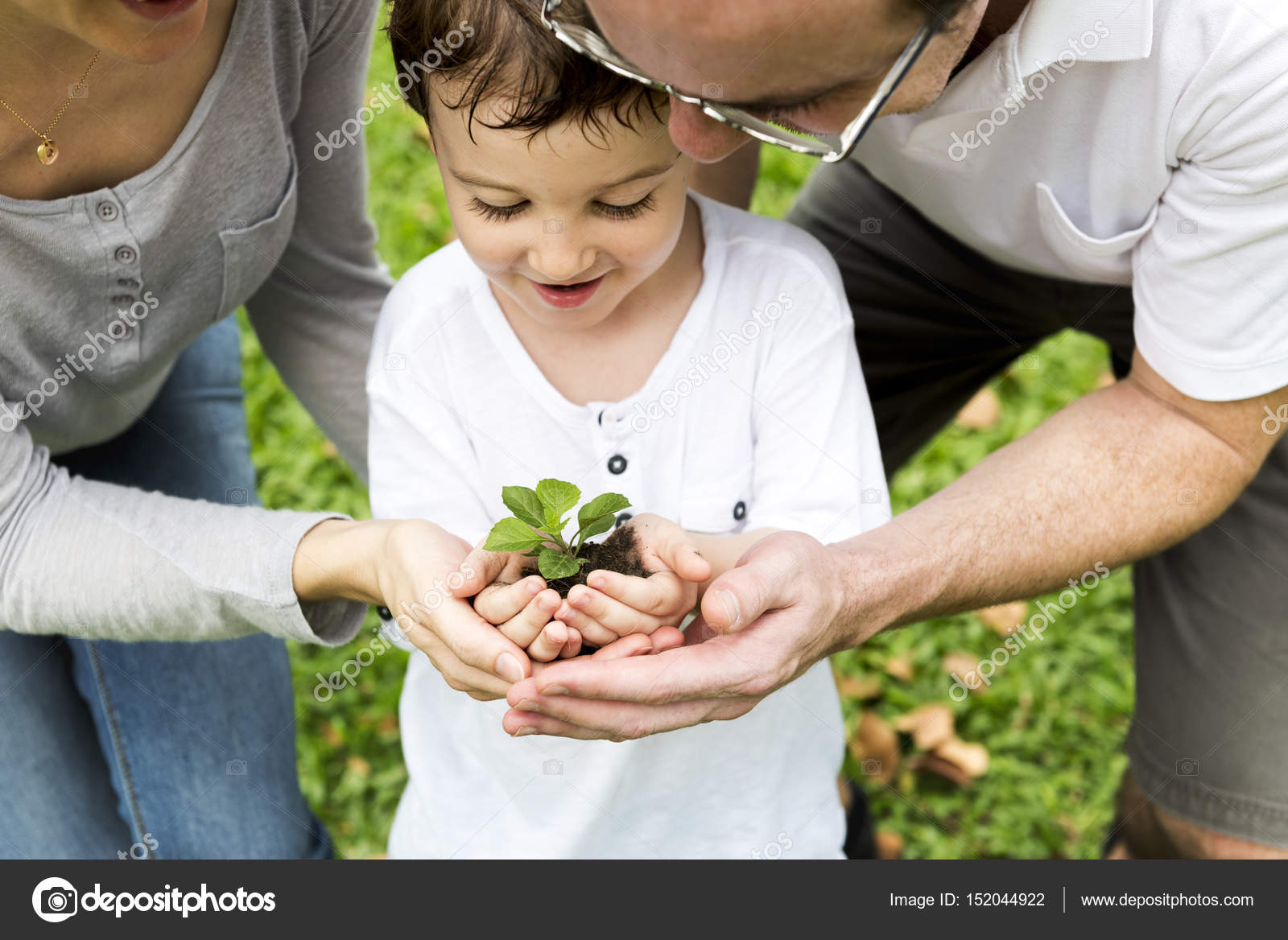 папа дерево. отец и сын сажают дерево. посадка деревьев. дети сажают деревья. семья сажает дерево.