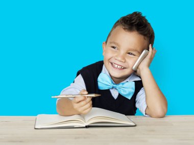 Çocuk smartphone üzerinde arama