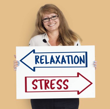  kadın holding tasarlamak 