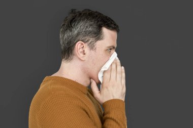 Adam Sneezing peçeteye