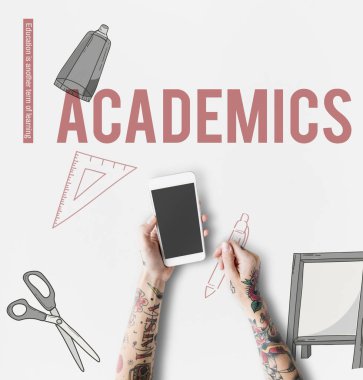 Akıllı telefon kullanan dövmeli kişi. 