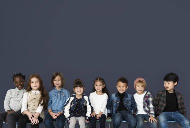 birlikte sandalyelere oturan çocuklar