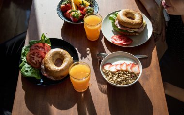 kadını masada yemek kahvaltı