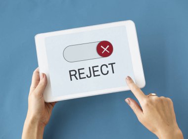 kişi holding dijital tablet