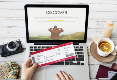 Dizüstü bilgisayar kullanan kişi