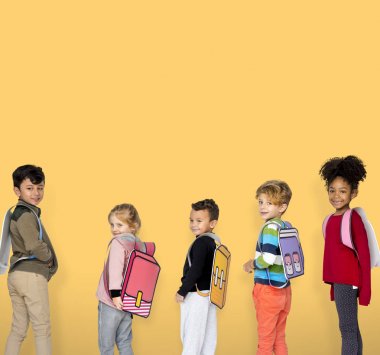 Okul arkadaşları ile kağıt sırt çantaları 