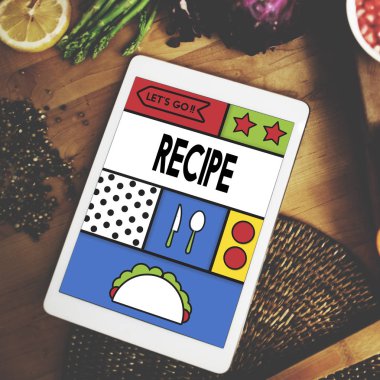 mutfak masasının üzerinde dijital tablet