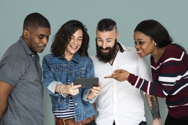 Arkadaşlar dijital aygıt kullanarak