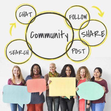  Konuşma balonları tutan kadın 