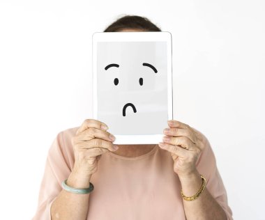 Dijital tablet tutan kadın 