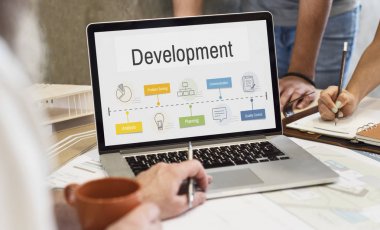 insan eli dizüstü bilgisayar kullanarak 