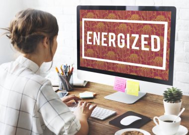 bilgisayarla çalışma kız