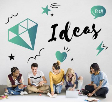 öğrenciler proje üzerinde birlikte çalışma