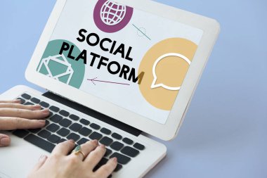 Dizüstü bilgisayarda yazan kadın klavyesi