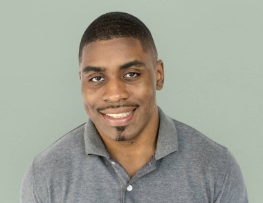 Mutlu Adam gülümsüyor.