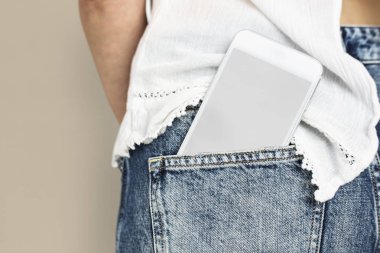 kot pantolon cebinde dijital smartphone