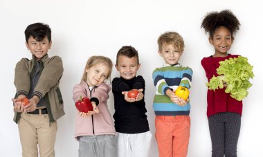  sebze tutan çocuklar