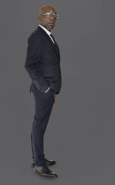 Takım elbiseli Afrikalı işadamı