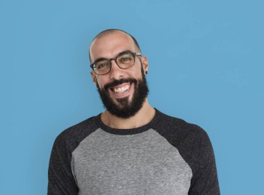 sakallı adam gülümsüyor