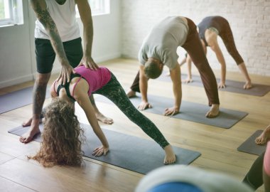 İnsanlar esneme egzersizleri yapıyor.