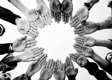 Çeşitlilik insanlar el ele tutusun