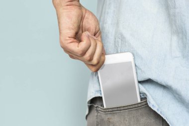 El ele tutuşan akıllı telefon.