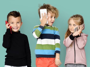 akıllı telefonlar kullanan arkadaşlar