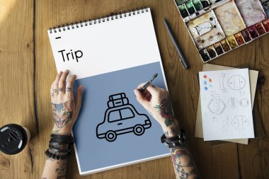 Dövmeli kişi Not Defteri'nde çizim