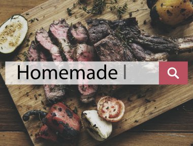 Pişmiş et dilimleri ve sebze