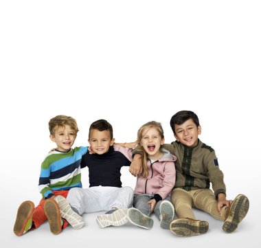 Okul arkadaşlarıyla katta oturan