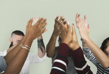 İnsanlar ellerini alkışlar