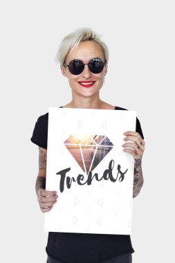 Dövmeli kişi holding afiş.