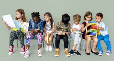 Eğitim ve hometask yapıyor çocuk