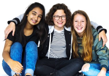 Beyaz üzerinde oturan öğrenciler     