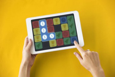 kişi holding dijital tablet