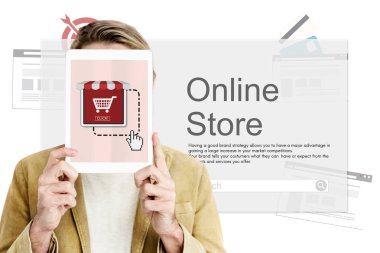 Dijital tablet kapsayan yüz tutan adam